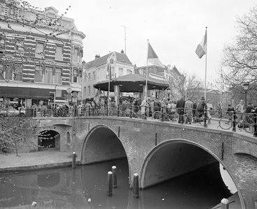 880652 Afbeelding van een optreden van een onbekend harmonieorkest in een muziektent op de Bakkerbrug te Utrecht, in ...